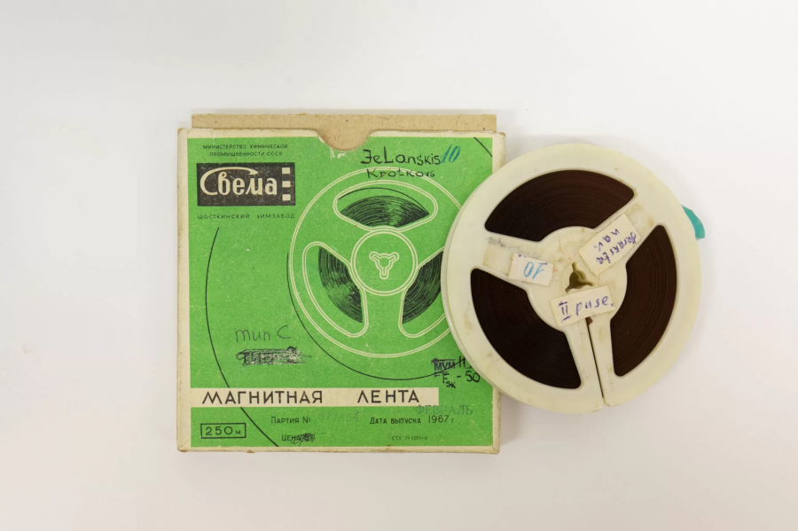 Audiokasete no MVM krājuma blakus zaļai iepakojuma kastei