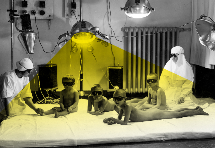 Ārsta kabinets, kurā uz matrača ir apsēdušās divas medmāsiņas un četri zēni, visi ar brillēm. Pāri viņiem no lampas spīd gaisma kura ir dzeltenā krāsā.