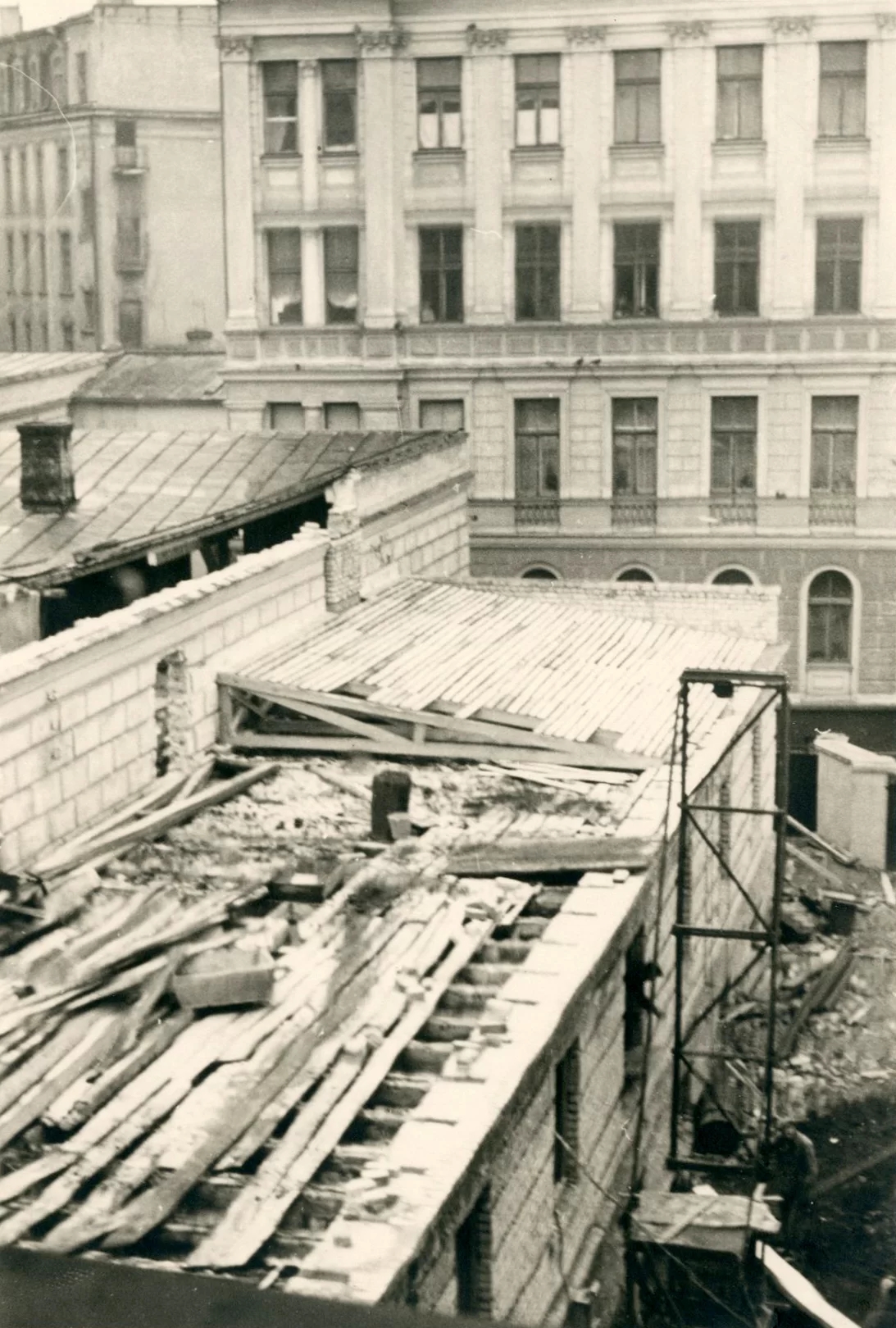 A photograph of the extension of the museum building showing its construction. There is various debris on the roof, and there is a large ladder next to it.
