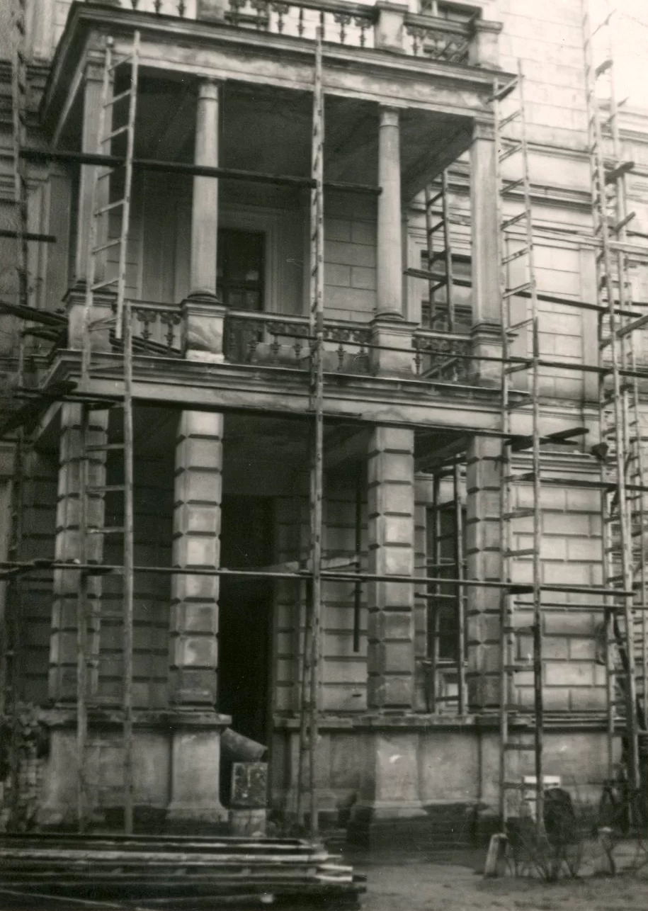 Photo from the construction process of the building. It shows the elevation structures along the facade of the entrance part of the building.